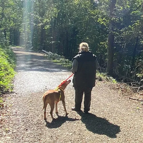 Waldmariechen beim Spaziergang